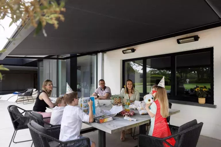 fiesta en familia bajo toldo negro