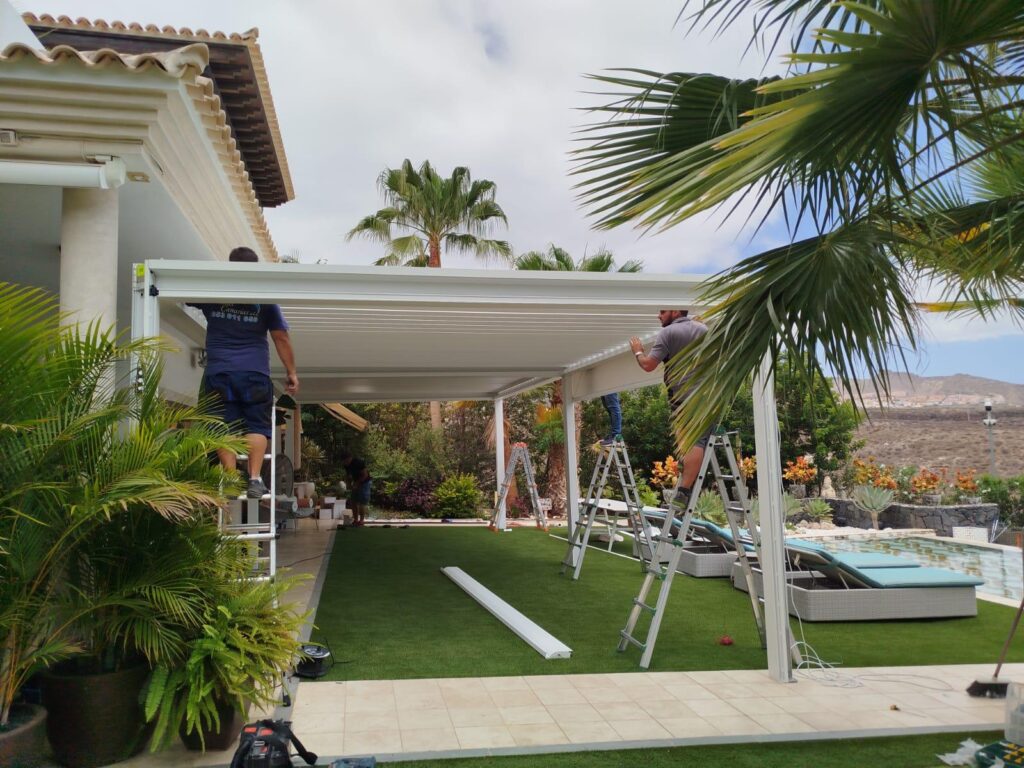 Pérgola bioclimática en construcción con tecnicos