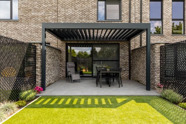 Pérgola bioclimática, en casa frente al jardin