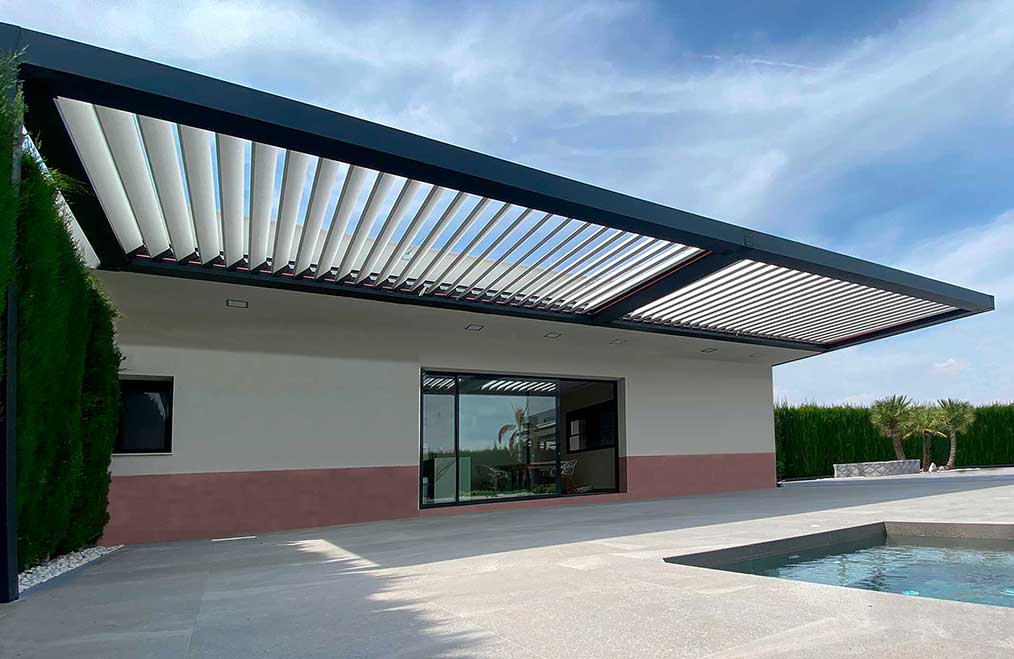 Pérgola bioclimática lujo sobre la piscina